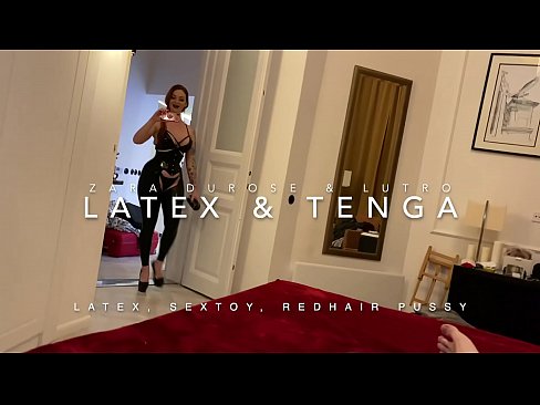 ❤️ Ngoanana e monyane ea nang le hlooho e khubelu ea apereng seaparo sa latex se kentsoeng ke ntate oa bobeli ❤️ ️❤